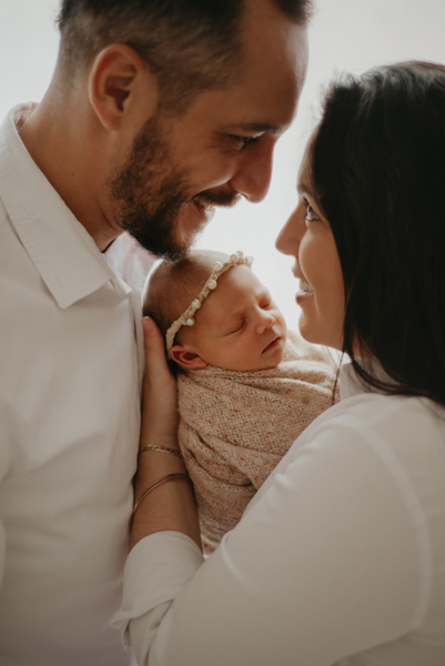 sessao newborn; newborn; campo grande; fotos fran duailibi; mae de menina; pai de menina; newborn girl; mudo rosa; ensaio newborn; fotos de recem nascido campo grande; fotografo em campo grande; fotos de bebe; bebe com mamae; bebe com familia