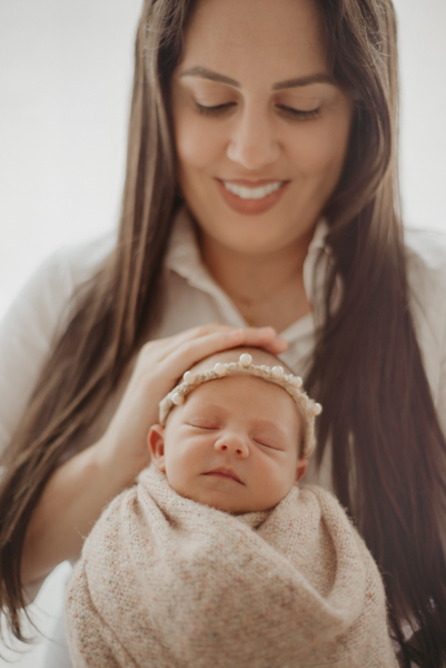 sessao newborn; newborn; campo grande; fotos fran duailibi; mae de menina; pai de menina; newborn girl; mudo rosa; ensaio newborn; fotos de recem nascido campo grande; fotografo em campo grande; fotos de bebe; bebe com mamae; bebe com familia