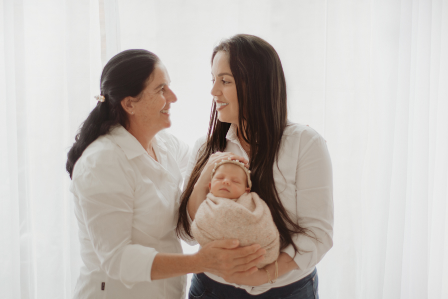 sessao newborn; newborn; campo grande; fotos fran duailibi; mae de menina; pai de menina; newborn girl; mudo rosa; ensaio newborn; fotos de recem nascido campo grande; fotografo em campo grande; fotos de bebe; bebe com mamae; bebe com familia