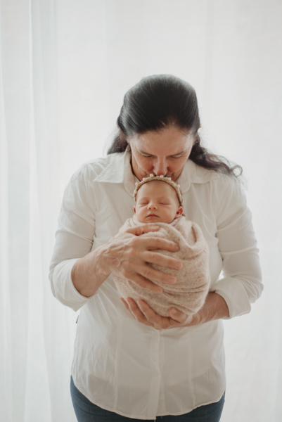 sessao newborn; newborn; campo grande; fotos fran duailibi; mae de menina; pai de menina; newborn girl; mudo rosa; ensaio newborn; fotos de recem nascido campo grande; fotografo em campo grande; fotos de bebe; bebe com mamae; bebe com familia