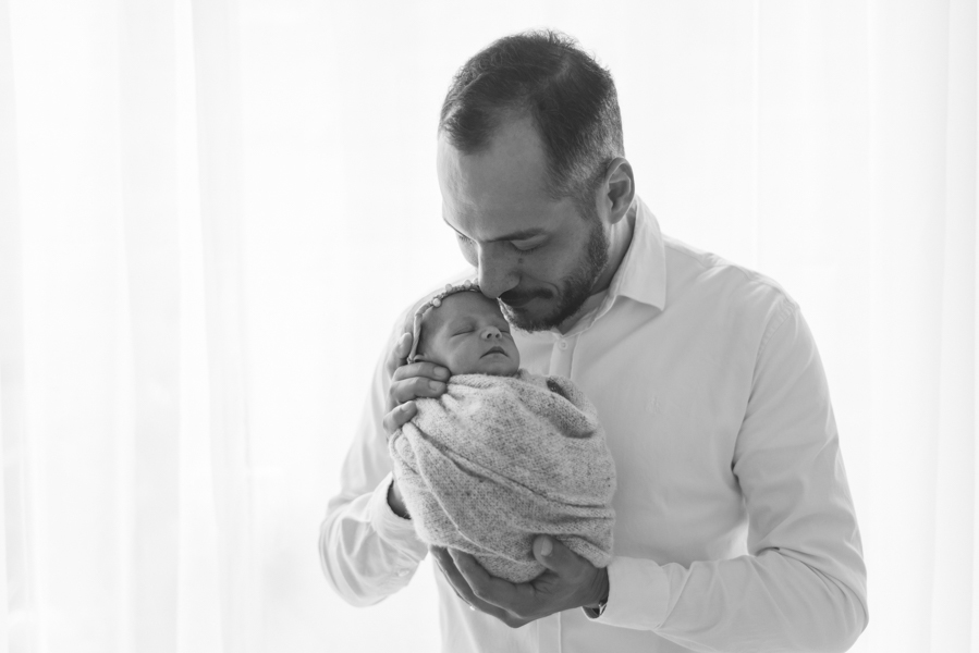 sessao newborn; newborn; campo grande; fotos fran duailibi; mae de menina; pai de menina; newborn girl; mudo rosa; ensaio newborn; fotos de recem nascido campo grande; fotografo em campo grande; fotos de bebe; bebe com mamae; bebe com familia