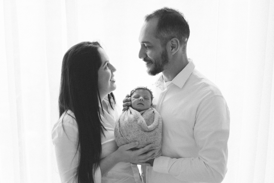 sessao newborn; newborn; campo grande; fotos fran duailibi; mae de menina; pai de menina; newborn girl; mudo rosa; ensaio newborn; fotos de recem nascido campo grande; fotografo em campo grande; fotos de bebe; bebe com mamae; bebe com familia