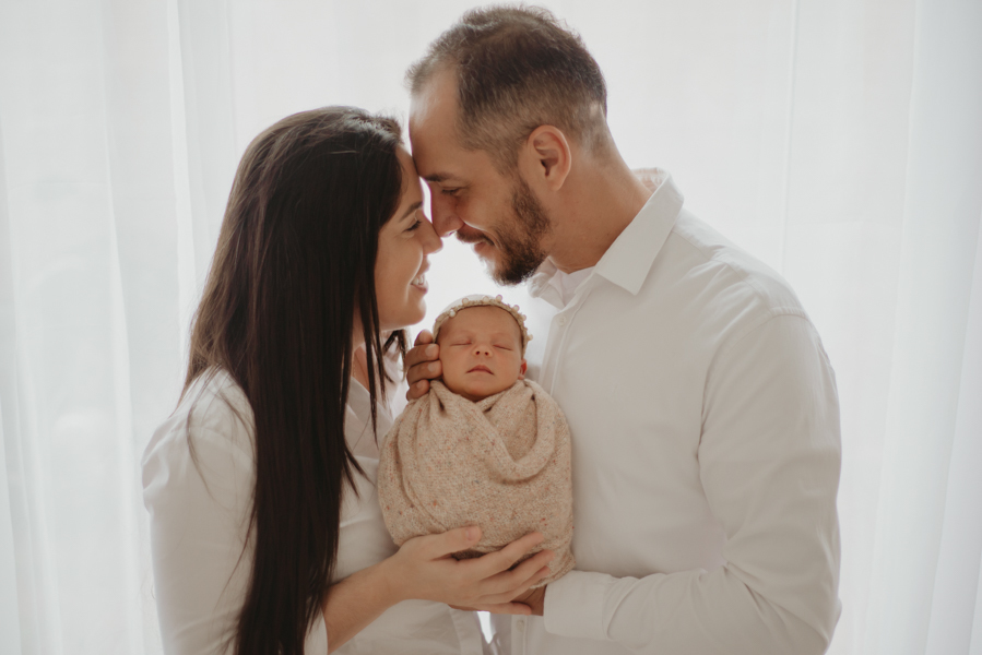 sessao newborn; newborn; campo grande; fotos fran duailibi; mae de menina; pai de menina; newborn girl; mudo rosa; ensaio newborn; fotos de recem nascido campo grande; fotografo em campo grande; fotos de bebe; bebe com mamae; bebe com familia