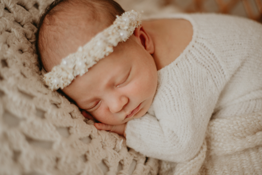 sessao newborn; newborn; campo grande; fotos fran duailibi; mae de menina; pai de menina; newborn girl; mudo rosa; ensaio newborn; fotos de recem nascido campo grande; fotografo em campo grande; fotos de bebe; bebe com mamae; bebe com familia