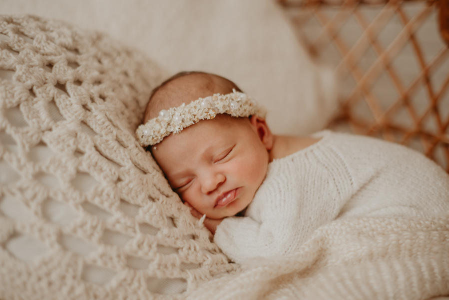 sessao newborn; newborn; campo grande; fotos fran duailibi; mae de menina; pai de menina; newborn girl; mudo rosa; ensaio newborn; fotos de recem nascido campo grande; fotografo em campo grande; fotos de bebe; bebe com mamae; bebe com familia