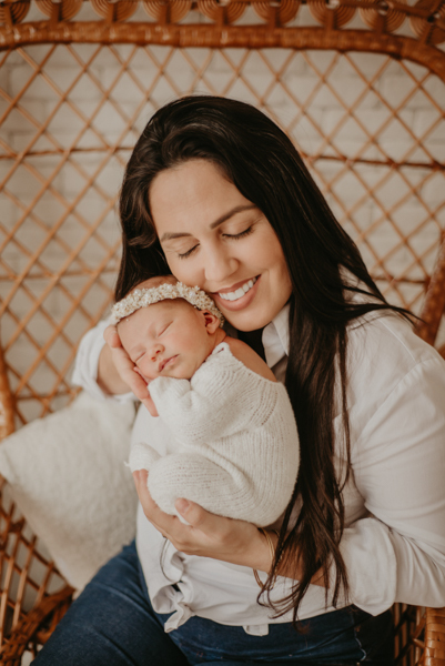 sessao newborn; newborn; campo grande; fotos fran duailibi; mae de menina; pai de menina; newborn girl; mudo rosa; ensaio newborn; fotos de recem nascido campo grande; fotografo em campo grande; fotos de bebe; bebe com mamae; bebe com familia