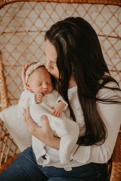 sessao newborn; newborn; campo grande; fotos fran duailibi; mae de menina; pai de menina; newborn girl; mudo rosa; ensaio newborn; fotos de recem nascido campo grande; fotografo em campo grande; fotos de bebe; bebe com mamae; bebe com familia