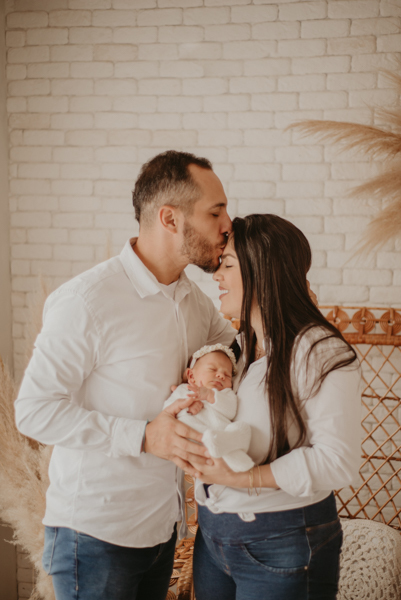 sessao newborn; newborn; campo grande; fotos fran duailibi; mae de menina; pai de menina; newborn girl; mudo rosa; ensaio newborn; fotos de recem nascido campo grande; fotografo em campo grande; fotos de bebe; bebe com mamae; bebe com familia