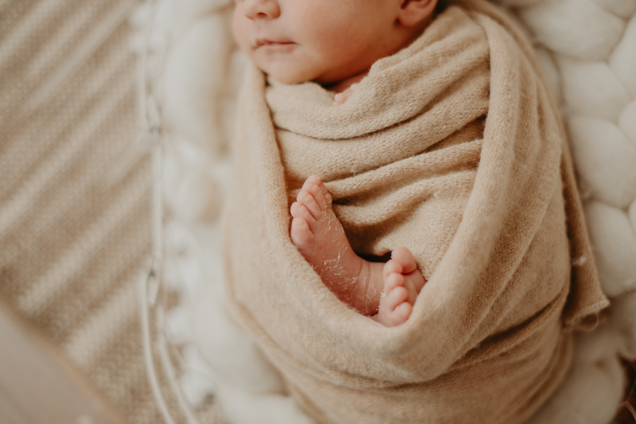 sessao newborn; newborn; campo grande; fotos fran duailibi; mae de menina; pai de menina; newborn girl; mudo rosa; ensaio newborn; fotos de recem nascido campo grande; fotografo em campo grande; fotos de bebe; bebe com mamae; bebe com familia