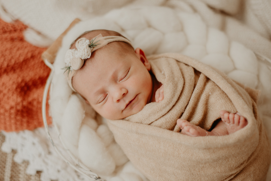 sessao newborn; newborn; campo grande; fotos fran duailibi; mae de menina; pai de menina; newborn girl; mudo rosa; ensaio newborn; fotos de recem nascido campo grande; fotografo em campo grande; fotos de bebe; bebe com mamae; bebe com familia