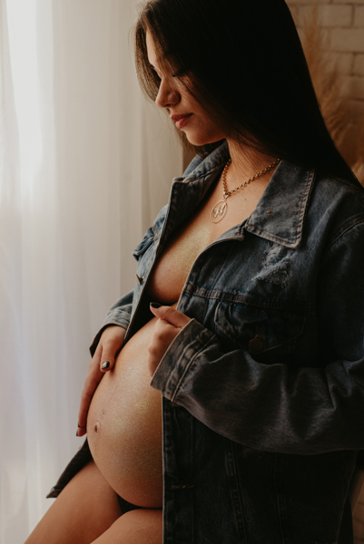 ensaio de gestante; fotos de gravida estudio ; estudio de fotos em campo grande; fotos fran duailibi; fotografa campo grande; gestante com brilho; ensaio gravida; ensaio criativo gestante; fotos de gravida; gestante nu; gravida jeans e brilho