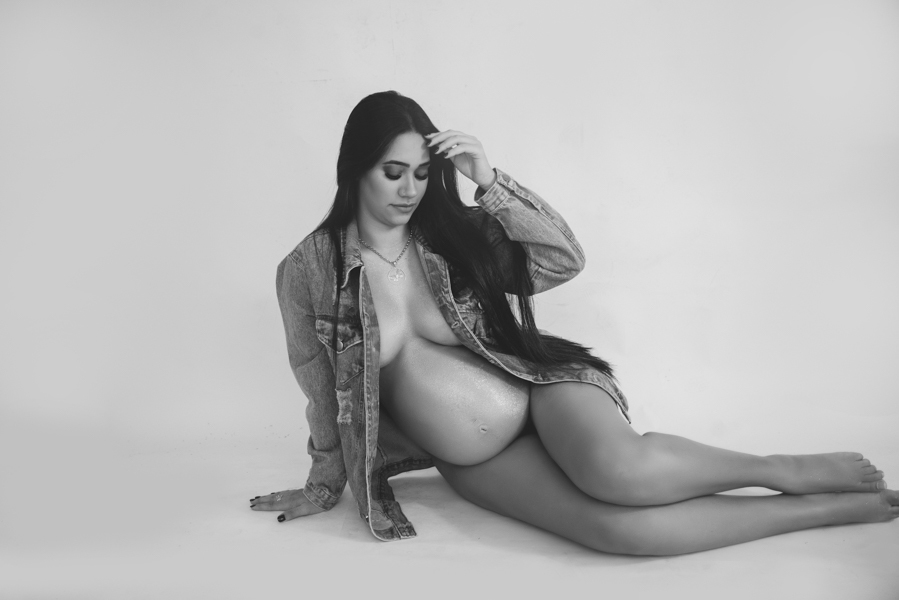 ensaio de gestante; fotos de gravida estudio ; estudio de fotos em campo grande; fotos fran duailibi; fotografa campo grande; gestante com brilho; ensaio gravida; ensaio criativo gestante; fotos de gravida; gestante nu; gravida jeans e brilho