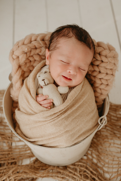 sessao newborn; newborn; campo grande; fotos fran duailibi; mae de menina; pai de menina; newborn girl; mudo rosa; ensaio newborn; fotos de recem nascido campo grande; fotografo em campo grande; fotos de bebe; bebe com mamae; bebe com familia