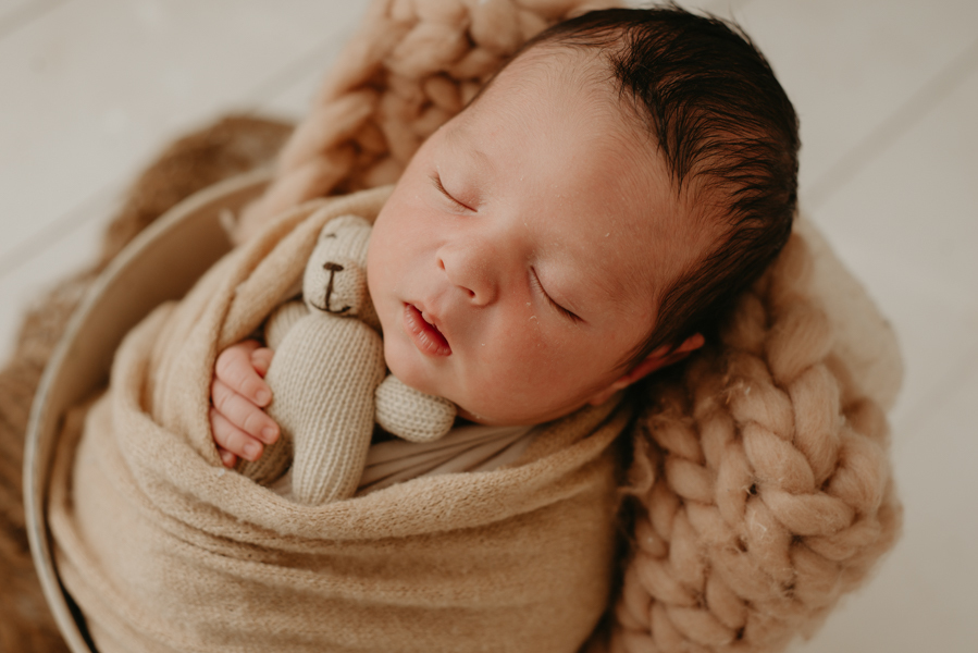 sessao newborn; newborn; campo grande; fotos fran duailibi; mae de menina; pai de menina; newborn girl; mudo rosa; ensaio newborn; fotos de recem nascido campo grande; fotografo em campo grande; fotos de bebe; bebe com mamae; bebe com familia