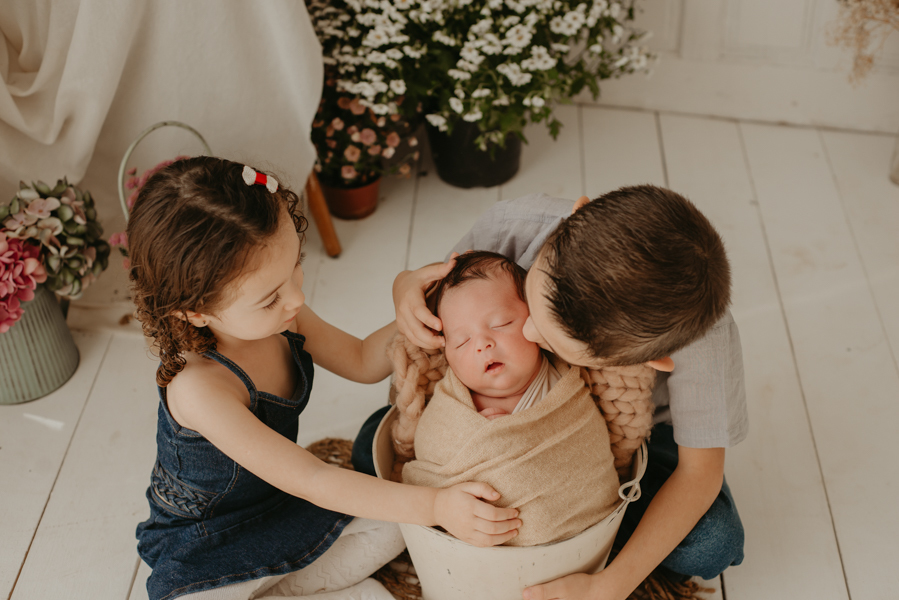 sessao newborn; newborn; campo grande; fotos fran duailibi; mae de menina; pai de menina; newborn girl; mudo rosa; ensaio newborn; fotos de recem nascido campo grande; fotografo em campo grande; fotos de bebe; bebe com mamae; bebe com familia