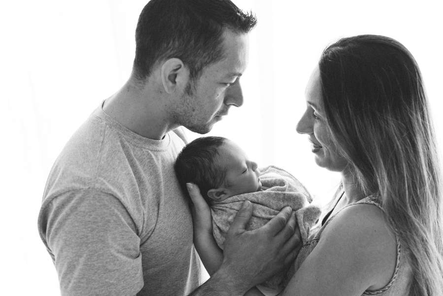 sessao newborn; newborn; campo grande; fotos fran duailibi; mae de menina; pai de menina; newborn girl; mudo rosa; ensaio newborn; fotos de recem nascido campo grande; fotografo em campo grande; fotos de bebe; bebe com mamae; bebe com familia