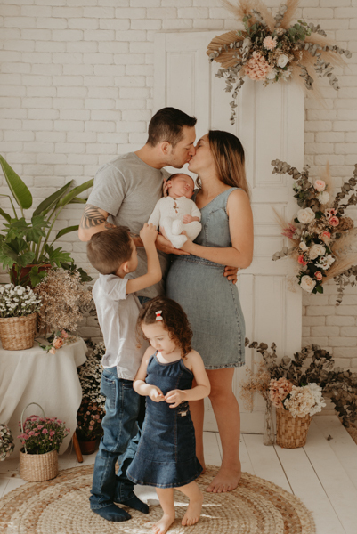 sessao newborn; newborn; campo grande; fotos fran duailibi; mae de menina; pai de menina; newborn girl; mudo rosa; ensaio newborn; fotos de recem nascido campo grande; fotografo em campo grande; fotos de bebe; bebe com mamae; bebe com familia