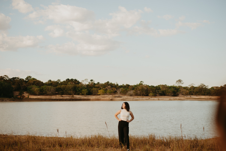 ensaio feminino externo lago roupa preta e branca menina cacheada