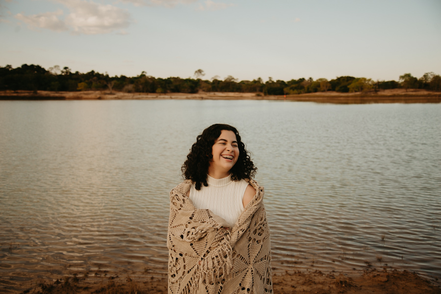 ensaio feminino externo lago roupa preta e branca  com manta de renda, menina cacheada
