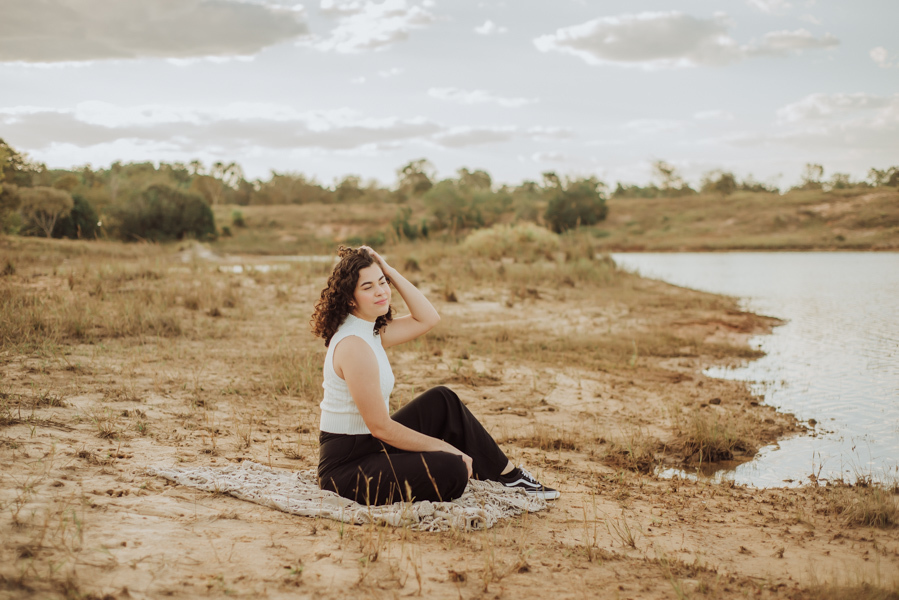 ensaio feminino externo lago roupa preta e branca  com manta de renda, menina cacheada