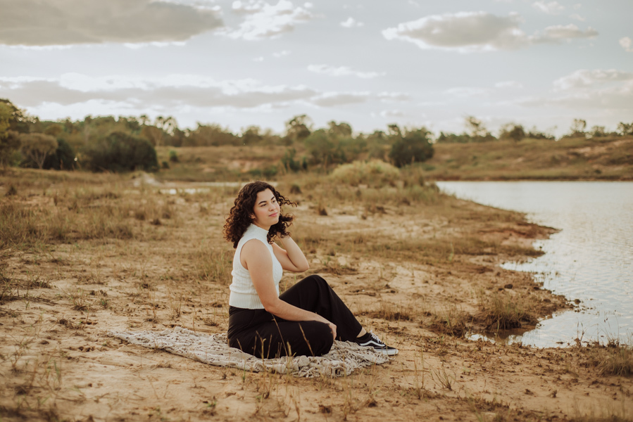 ensaio feminino externo lago roupa preta e branca  com manta de renda, menina cacheada