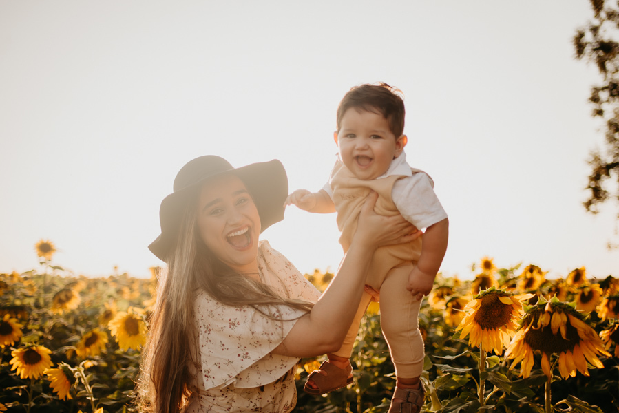 ensaio familia 2 aninhos, ensaio familia no girassol,  fotos de familia no girassol., campo de girasol em campo grande, ensaio bebe 2 aninhos no girassol, fotografo em campo grande; fotos de familia em campo grande; ensaio de gravida em campo grande