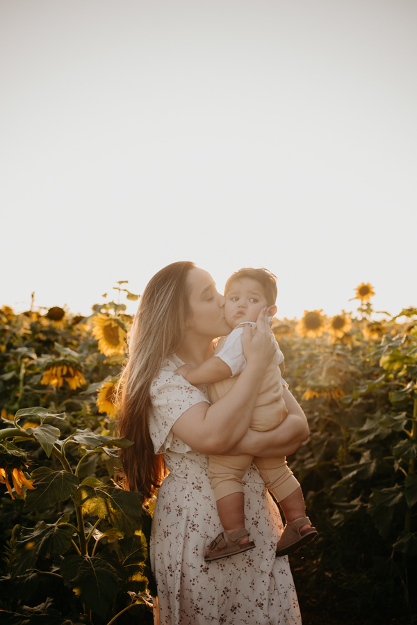 ensaio familia 2 aninhos, ensaio familia no girassol,  fotos de familia no girassol., campo de girasol em campo grande, ensaio bebe 2 aninhos no girassol, fotografo em campo grande; fotos de familia em campo grande; ensaio de gravida em campo grande