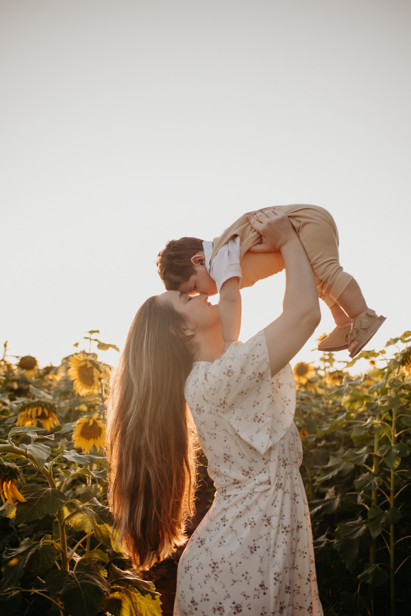 ensaio familia 2 aninhos, ensaio familia no girassol,  fotos de familia no girassol., campo de girasol em campo grande, ensaio bebe 2 aninhos no girassol, fotografo em campo grande; fotos de familia em campo grande; ensaio de gravida em campo grande