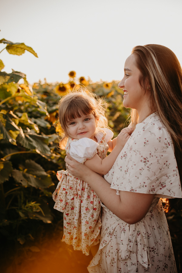 ensaio familia 2 aninhos, ensaio familia no girassol,  fotos de familia no girassol., campo de girasol em campo grande, ensaio bebe 2 aninhos no girassol, fotografo em campo grande; fotos de familia em campo grande; ensaio de gravida em campo grande