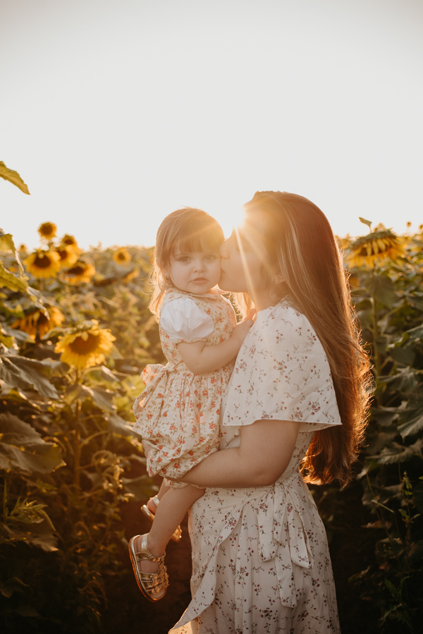 ensaio familia 2 aninhos, ensaio familia no girassol,  fotos de familia no girassol., campo de girasol em campo grande, ensaio bebe 2 aninhos no girassol, fotografo em campo grande; fotos de familia em campo grande; ensaio de gravida em campo grande