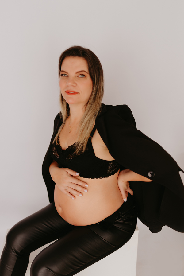 ensaio de gestante; fotos de gravida estudio ; estudio de fotos em campo grande; fotos fran duailibi; fotografa campo grande; fotografo de gestante; ensaio gravida; ensaio criativo gestante; fotos de gravida; gestante com pet; ensaio gravida com cachorro