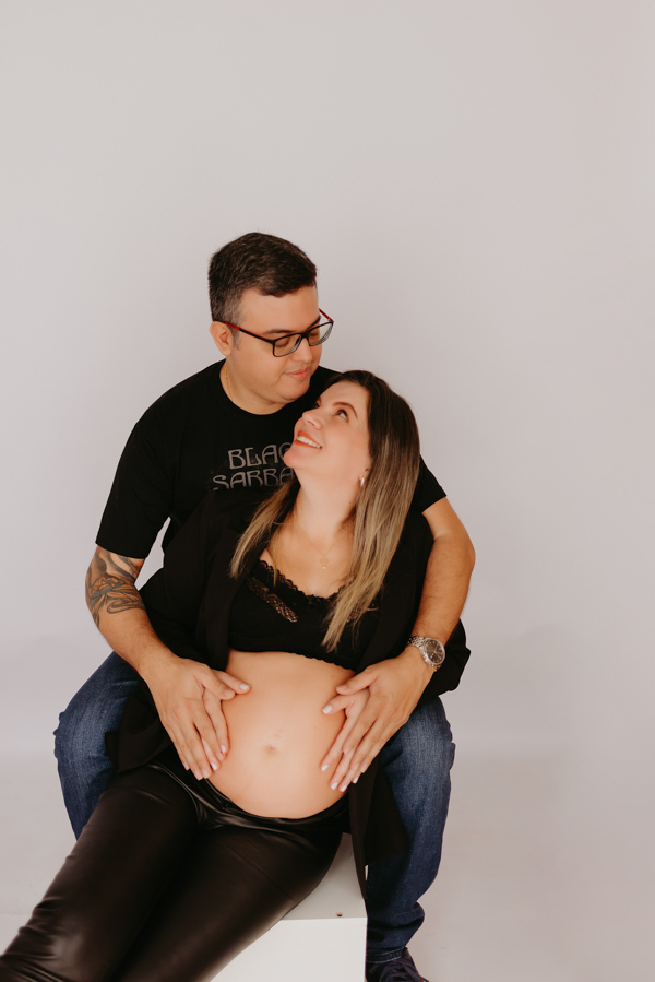 ensaio de gestante; fotos de gravida estudio ; estudio de fotos em campo grande; fotos fran duailibi; fotografa campo grande; fotografo de gestante; ensaio gravida; ensaio criativo gestante; fotos de gravida; gestante com pet; ensaio gravida com cachorro