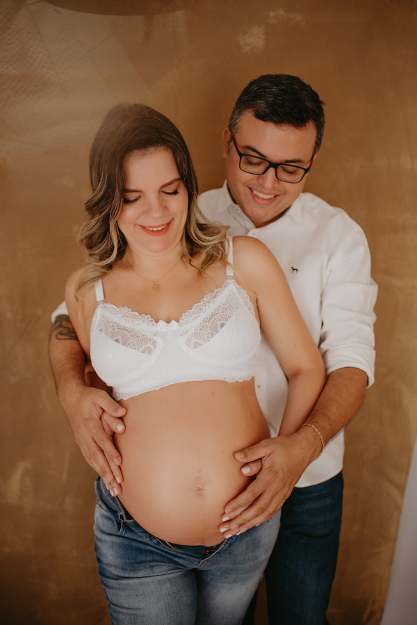 ensaio de gestante; fotos de gravida estudio ; estudio de fotos em campo grande; fotos fran duailibi; fotografa campo grande; fotografo de gestante; ensaio gravida; ensaio criativo gestante; fotos de gravida; gestante com pet; ensaio gravida com cachorro