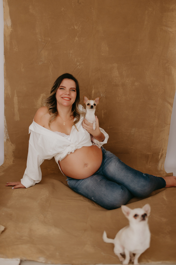 ensaio de gestante; fotos de gravida estudio ; estudio de fotos em campo grande; fotos fran duailibi; fotografa campo grande; fotografo de gestante; ensaio gravida; ensaio criativo gestante; fotos de gravida; gestante com pet; ensaio gravida com cachorro