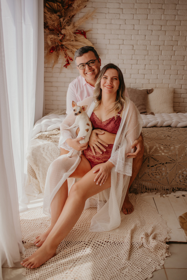 ensaio de gestante; fotos de gravida estudio ; estudio de fotos em campo grande; fotos fran duailibi; fotografa campo grande; fotografo de gestante; ensaio gravida; ensaio criativo gestante; fotos de gravida; gestante com pet; ensaio gravida com cachorro
