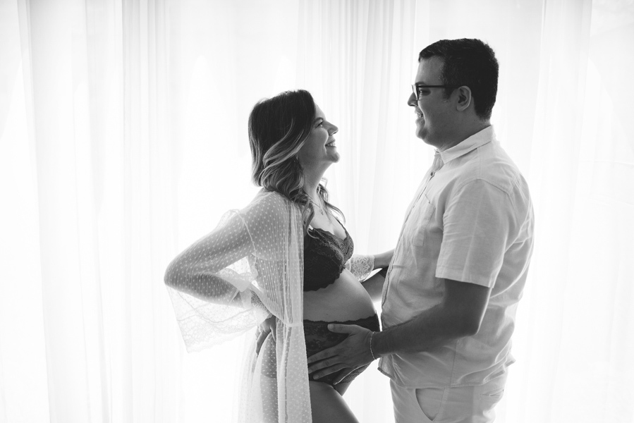 ensaio de gestante; fotos de gravida estudio ; estudio de fotos em campo grande; fotos fran duailibi; fotografa campo grande; fotografo de gestante; ensaio gravida; ensaio criativo gestante; fotos de gravida; gestante com pet; ensaio gravida com cachorro