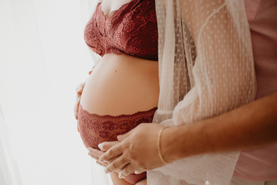 ensaio de gestante; fotos de gravida estudio ; estudio de fotos em campo grande; fotos fran duailibi; fotografa campo grande; fotografo de gestante; ensaio gravida; ensaio criativo gestante; fotos de gravida; gestante com pet; ensaio gravida com cachorro