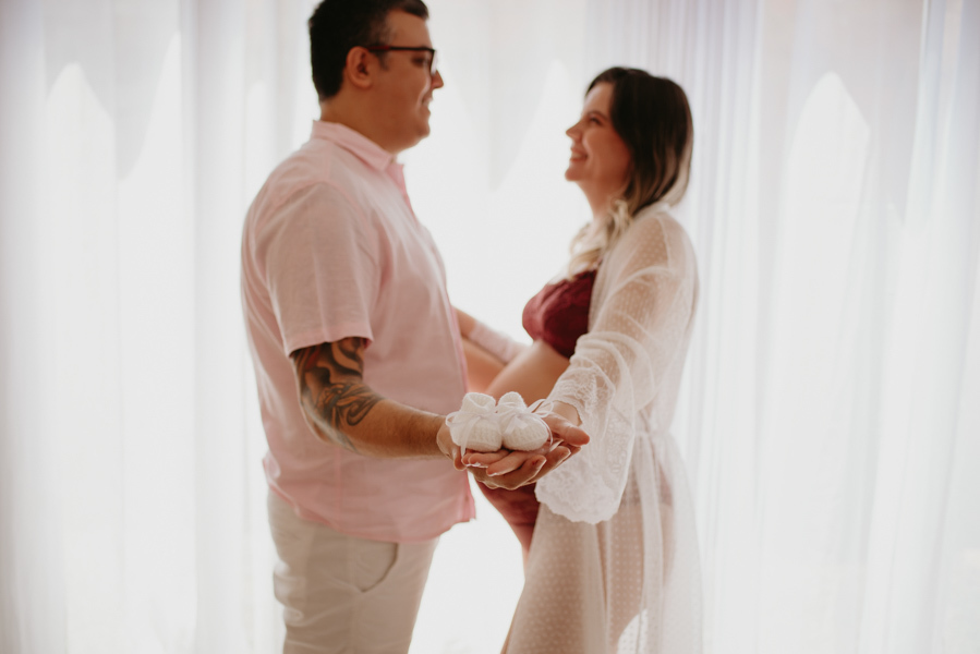 ensaio de gestante; fotos de gravida estudio ; estudio de fotos em campo grande; fotos fran duailibi; fotografa campo grande; fotografo de gestante; ensaio gravida; ensaio criativo gestante; fotos de gravida; gestante com pet; ensaio gravida com cachorro