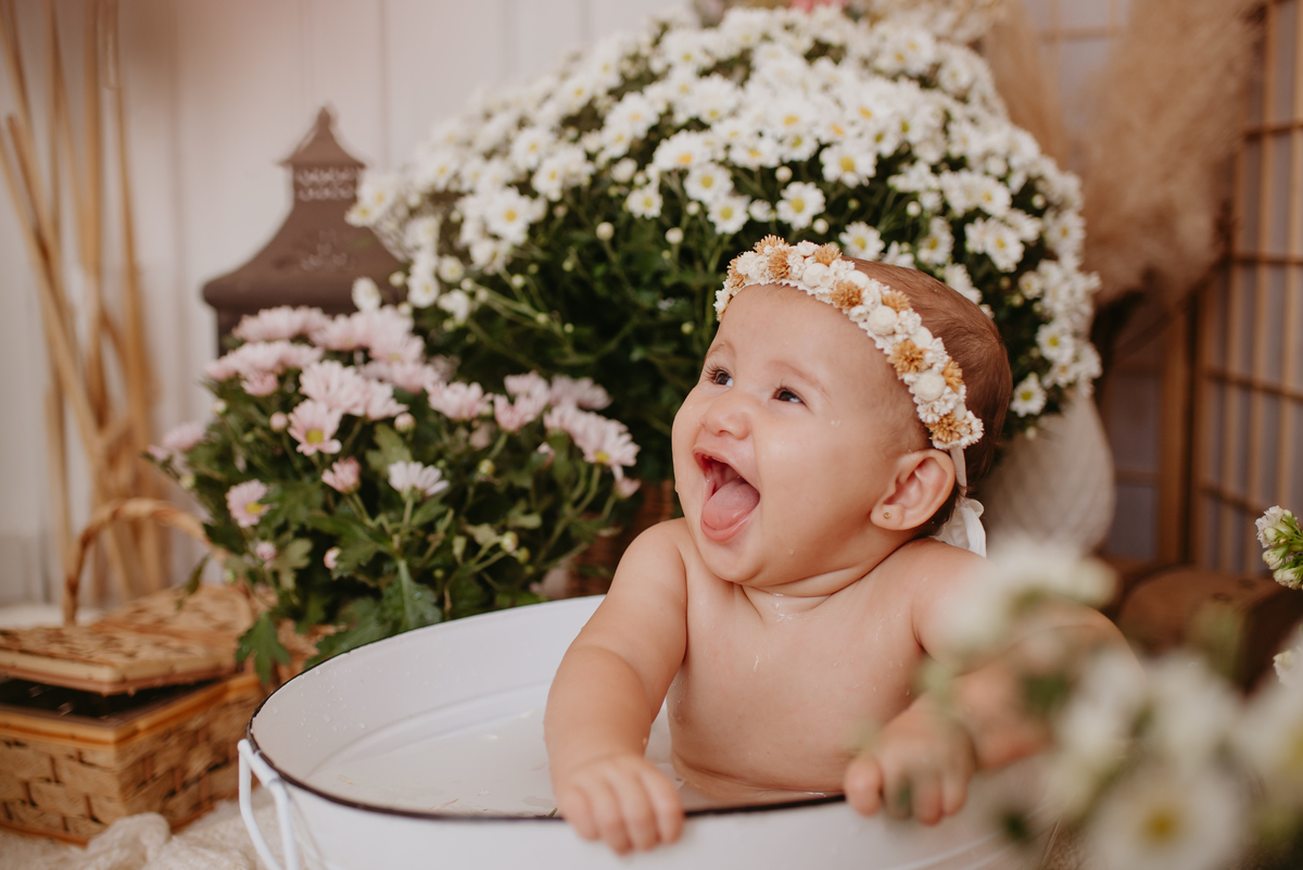 ensaio bebe menina 9 meses no estudio, estilo boho, ensaio melancia

fotos em familia no estudio

ensaio bebe na agua

agua com morango, bebe na bacia

agua banquinha