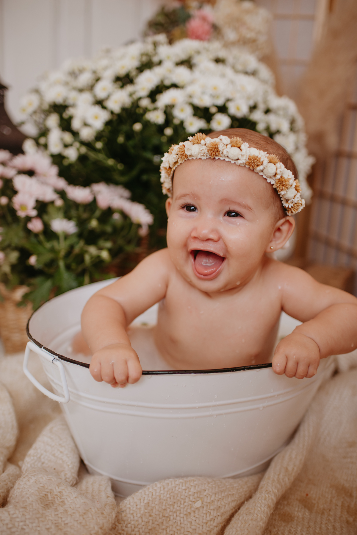 ensaio bebe menina 9 meses no estudio, estilo boho, ensaio melancia

fotos em familia no estudio

ensaio bebe na agua

agua com morango, bebe na bacia

agua banquinha