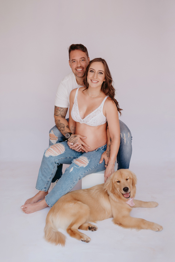 ensaio de gestante; fotos de gravida estudio ; estudio de fotos em campo grande; fotos fran duailibi; fotografa campo grande; fotografo de gestante; ensaio gravida; ensaio criativo gestante; fotos de gravida; gestante com pet; ensaio gravida com cachorro