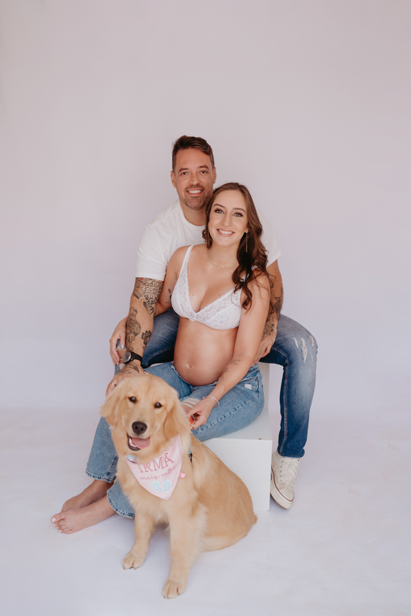 ensaio de gestante; fotos de gravida estudio ; estudio de fotos em campo grande; fotos fran duailibi; fotografa campo grande; fotografo de gestante; ensaio gravida; ensaio criativo gestante; fotos de gravida; gestante com pet; ensaio gravida com cachorro