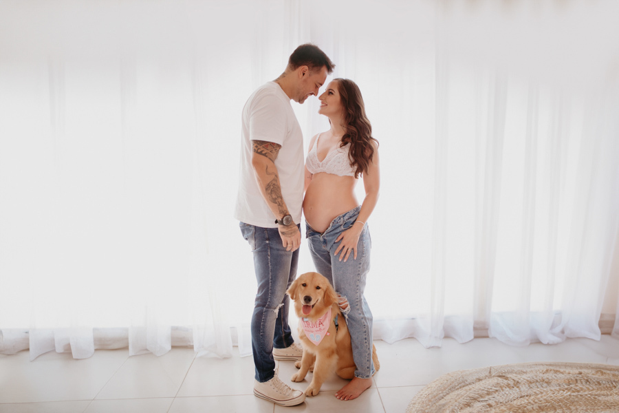 ensaio de gestante; fotos de gravida estudio ; estudio de fotos em campo grande; fotos fran duailibi; fotografa campo grande; fotografo de gestante; ensaio gravida; ensaio criativo gestante; fotos de gravida; gestante com pet; ensaio gravida com cachorro