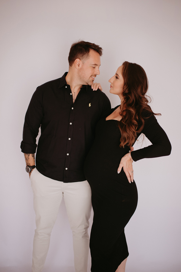 ensaio de gestante; fotos de gravida estudio ; estudio de fotos em campo grande; fotos fran duailibi; fotografa campo grande; fotografo de gestante; ensaio gravida; ensaio criativo gestante; fotos de gravida; gestante com pet; ensaio gravida com cachorro