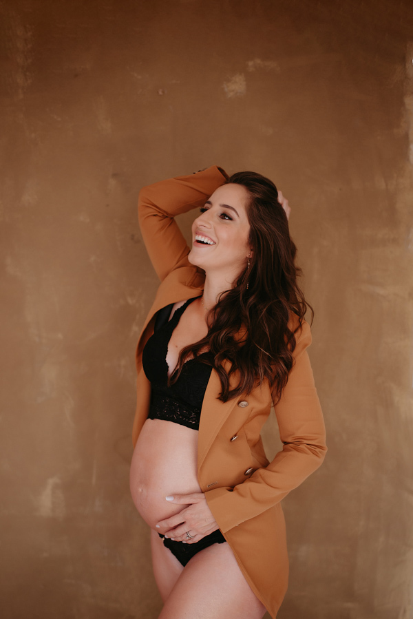 ensaio de gestante; fotos de gravida estudio ; estudio de fotos em campo grande; fotos fran duailibi; fotografa campo grande; fotografo de gestante; ensaio gravida; ensaio criativo gestante; fotos de gravida; gestante com pet; ensaio gravida com cachorro