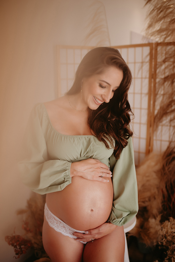 ensaio de gestante; fotos de gravida estudio ; estudio de fotos em campo grande; fotos fran duailibi; fotografa campo grande; fotografo de gestante; ensaio gravida; ensaio criativo gestante; fotos de gravida; gestante com pet; ensaio gravida com cachorro