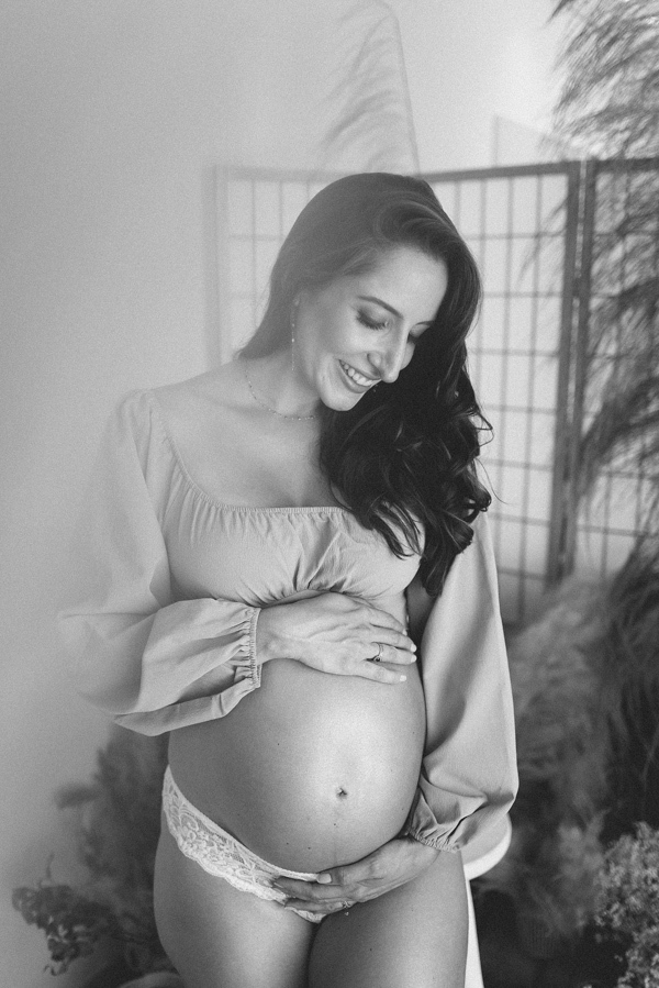 ensaio de gestante; fotos de gravida estudio ; estudio de fotos em campo grande; fotos fran duailibi; fotografa campo grande; fotografo de gestante; ensaio gravida; ensaio criativo gestante; fotos de gravida; gestante com pet; ensaio gravida com cachorro