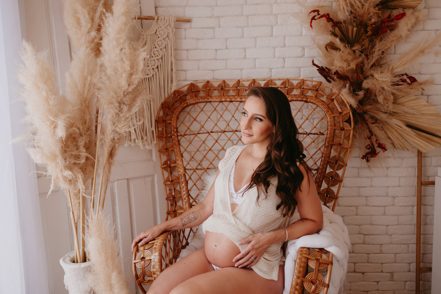 ensaio de gestante; fotos de gravida estudio ; estudio de fotos em campo grande; fotos fran duailibi; fotografa campo grande; fotografo de gestante; ensaio gravida; ensaio criativo gestante; fotos de gravida; gestante com pet; ensaio gravida com cachorro