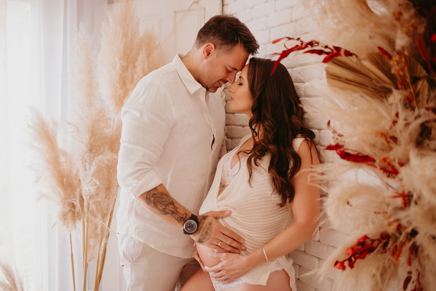 ensaio de gestante; fotos de gravida estudio ; estudio de fotos em campo grande; fotos fran duailibi; fotografa campo grande; fotografo de gestante; ensaio gravida; ensaio criativo gestante; fotos de gravida; gestante com pet; ensaio gravida com cachorro