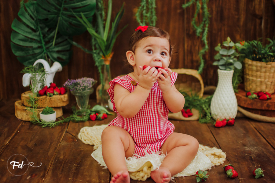 ensaio de bebe; acompanhamento de bebe campo grande; fotografa em campo grande; campo grande; ms; ensaio frutinha; fotos de bebe moranguinho; fotos de acompanhamento; ensaio fotografico; fotos no estudio; ensaio com frutinha; ideias para ensaios de acompa